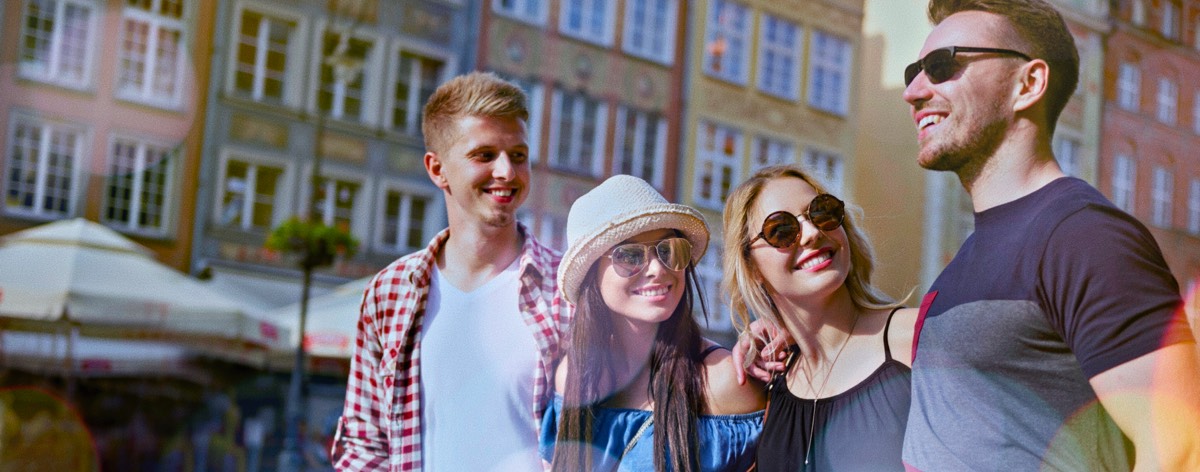 Studenti kurzu češtiny v Českých Budějovicích se procházejí po městě.