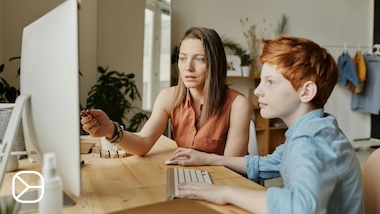 A mother and child are sitting at a computer, learning Czech together in an online Czech course for foreigners.